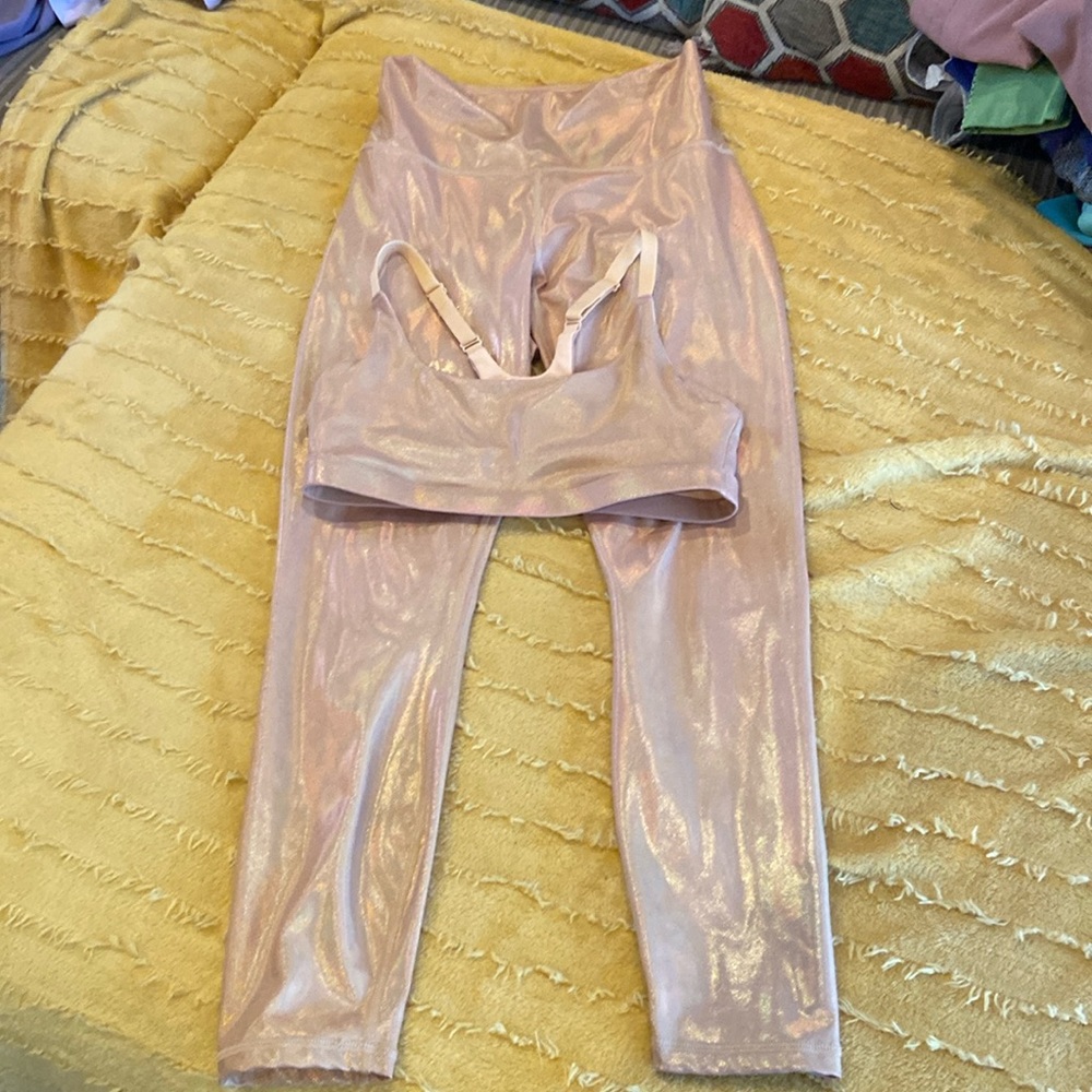 Fabletics workout pants & sports bra, shiny material 🥰🥰